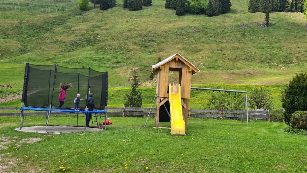 Spielhaus und Trampolin Spielhaus und Trampolin
